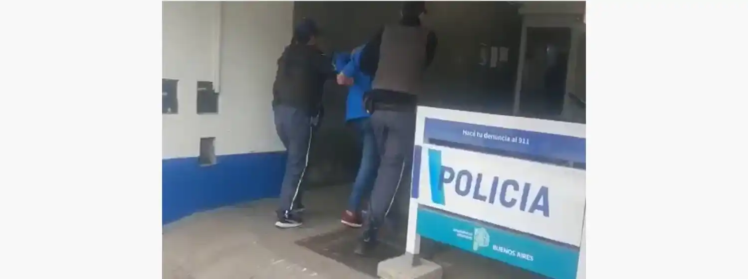 Con un cuchillo, le robó el celular en plena avenida Independencia