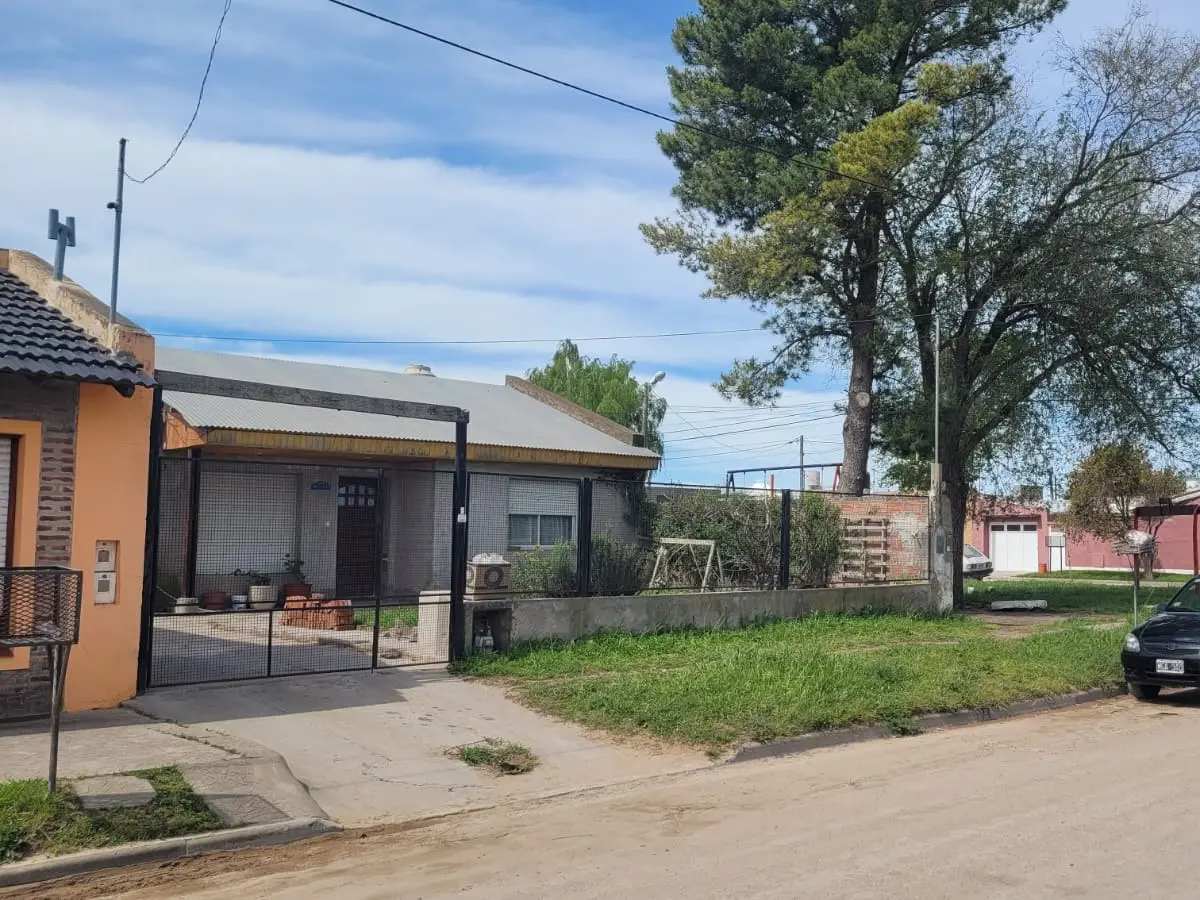 Un vecino dejó su vehículo estacionado y en marcha frente a su casa por un momento y se lo sustrajeron