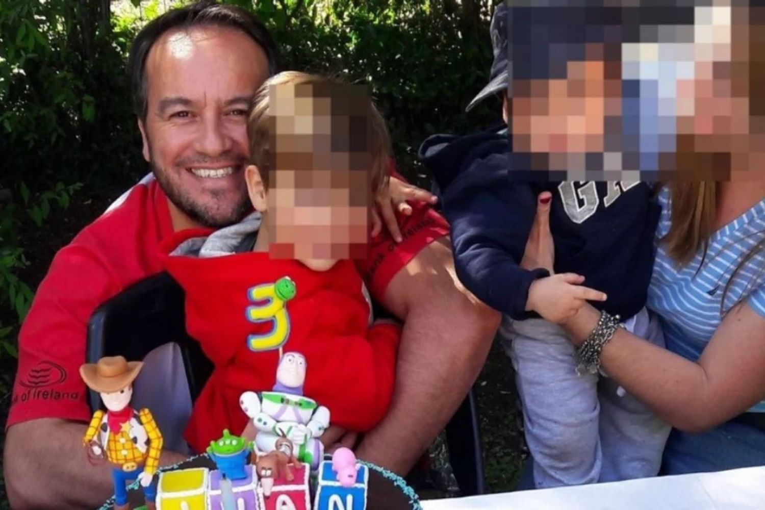 Gustavo Fernández ingresaba con su hijo de cinco años al garage