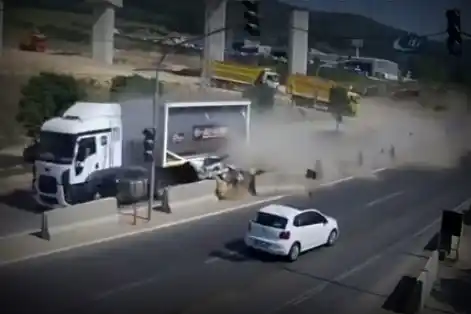 VIDEO: Un auto es embestido por un camión y sus 7 pasajeros salen caminando