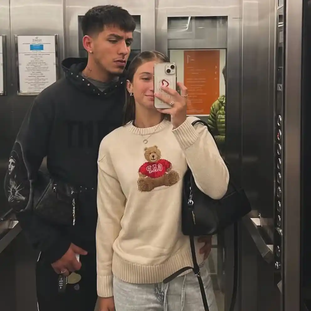 Indiana Cubero y Thiago Silvero compartieron una selfie en un ascensor, disfrutando de su escapada romántica en Mar del Plata.