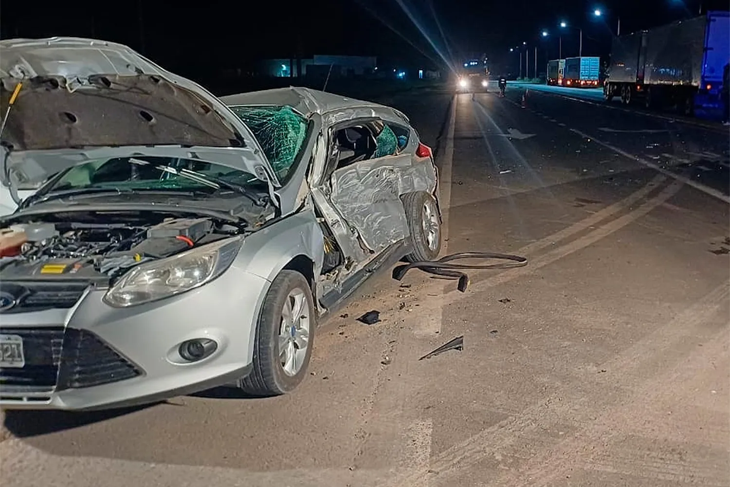 Un conductor quedó atrapado en un auto tras chocar con un camión: su estado de salud