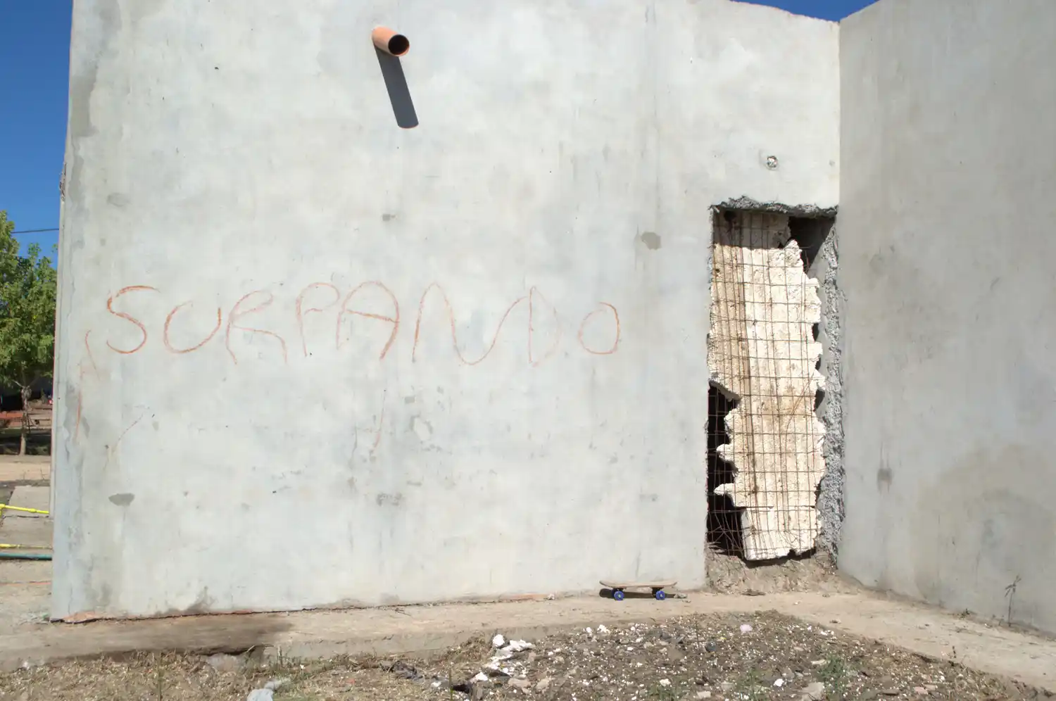 25 viviendas usurpadas río tala grafiti