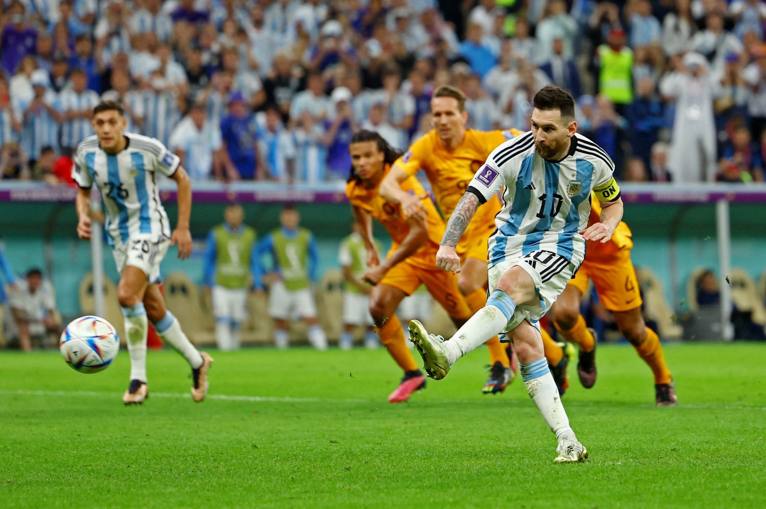 Messi pone el 2-0, de penal.