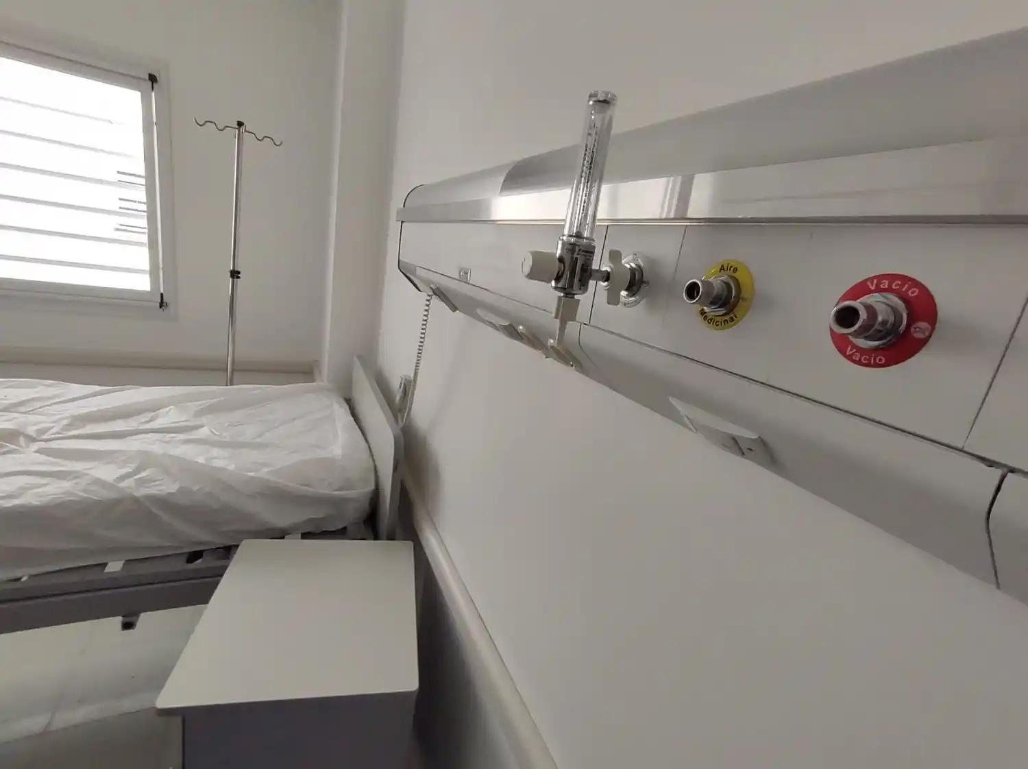 El Hospital Centenario sumó más de 70 nuevas camas con oxígeno en el nuevo edificio