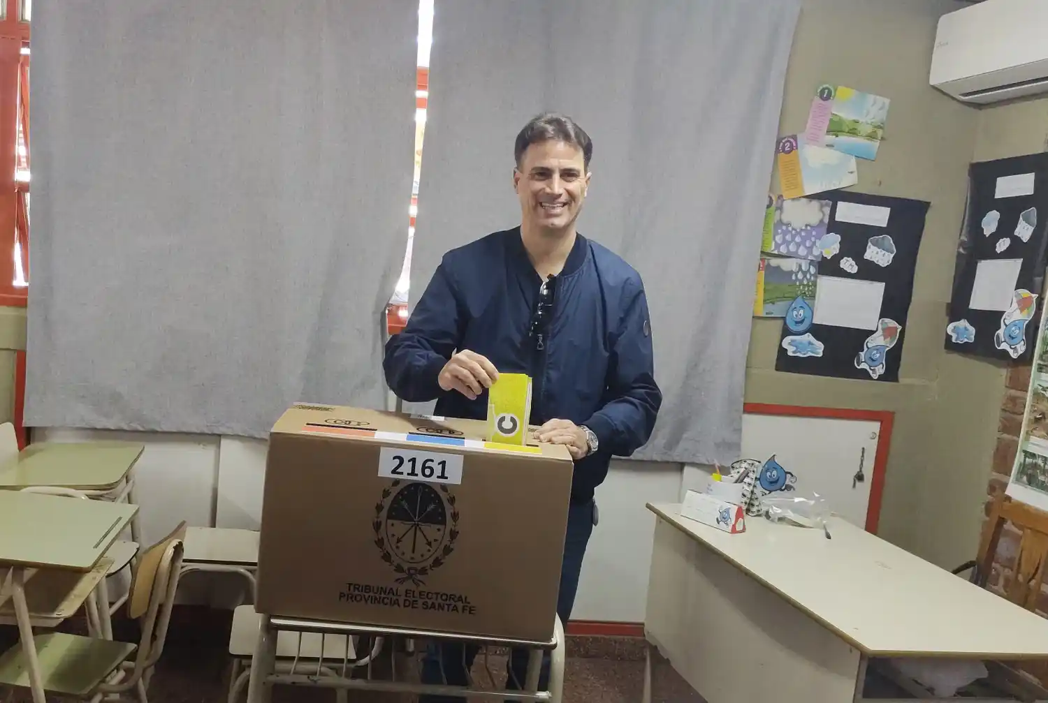 Delvis Bodoira votó en la Escuela Mitre
