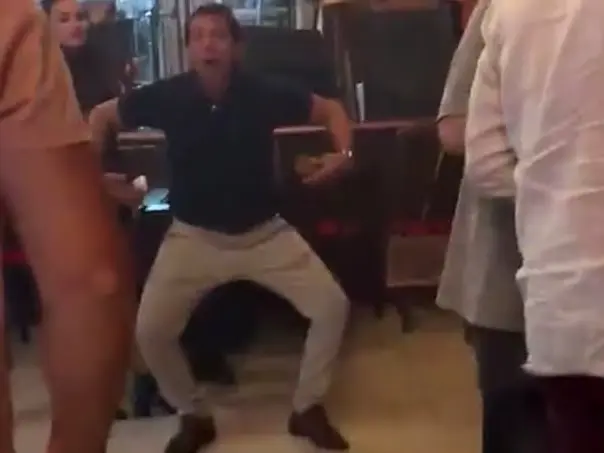 Nuevo escándalo: se viralizó un video del padre de Agostina Páez imitando gestos racistas