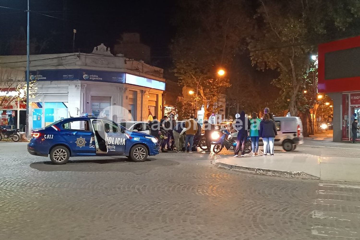 Fuerte accidente en el centro de la ciudad: un joven tuvo que ser trasladado en ambulancia