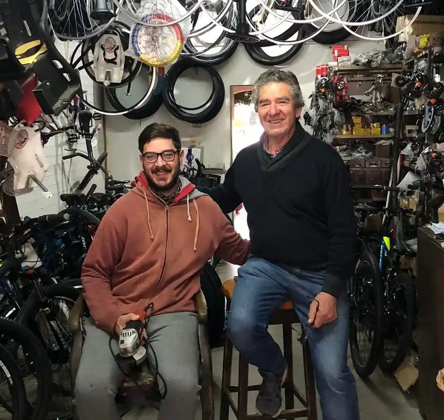 Jorge junto a uno de sus hijos en la Bicicletería.