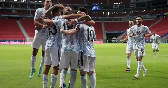 Argentina enfrenta a Paraguay por la clasificación a cuartos de final