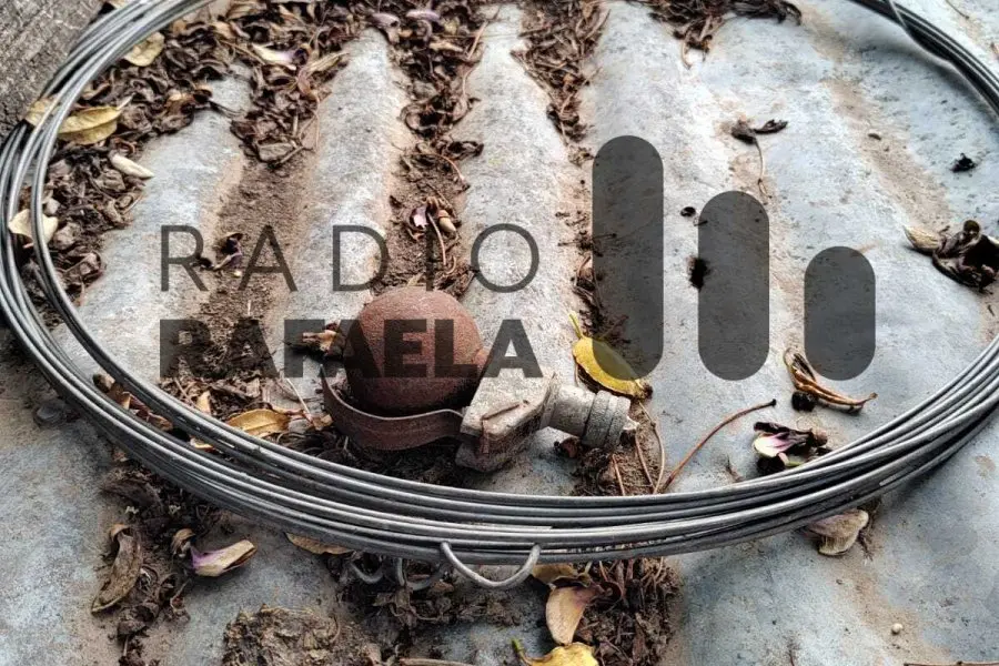 Llamó a la policía porque se encontró con una sorpresa en la casa de su abuelo: un arma de guerra