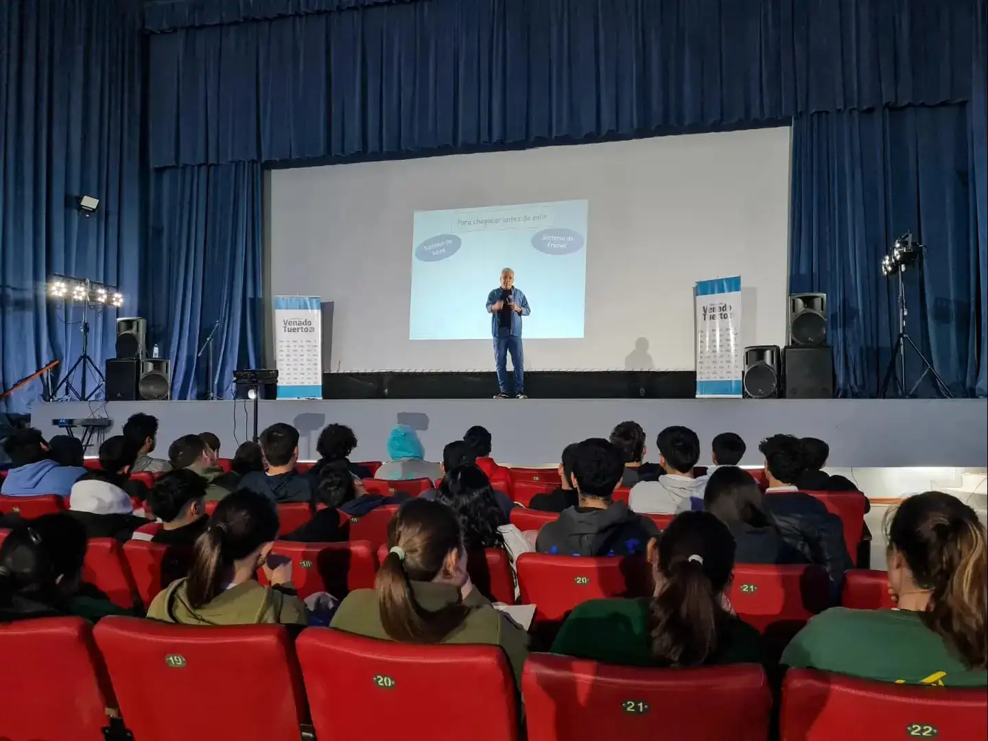 Jóvenes asistieron a las charlas que brindó el licenciado Sergio Levin.