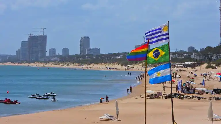 El insólito tipo de cambio que espera a los argentinos que quieran veranear en Uruguay
