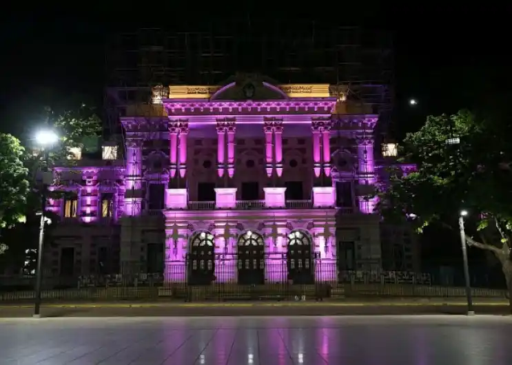 El edificio luce el color rosa para apoyar las acciones en el marco del Mes y Día Mundial de Lucha contra el Cáncer de Mama.
