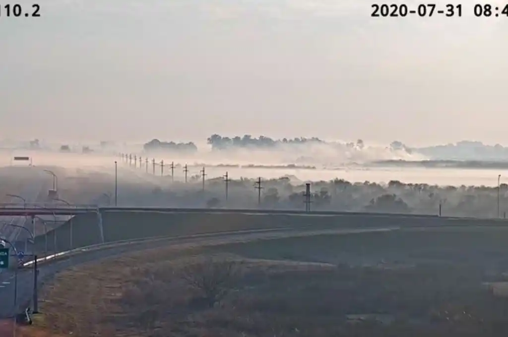 Rastros de humo en la autopista Santa Fe – Rosario