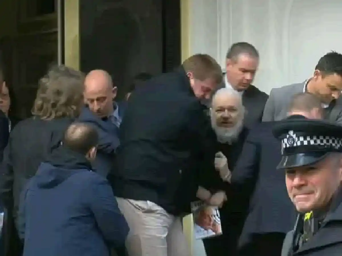 Detuvieron a Assange en la embajada de Ecuador en Londres