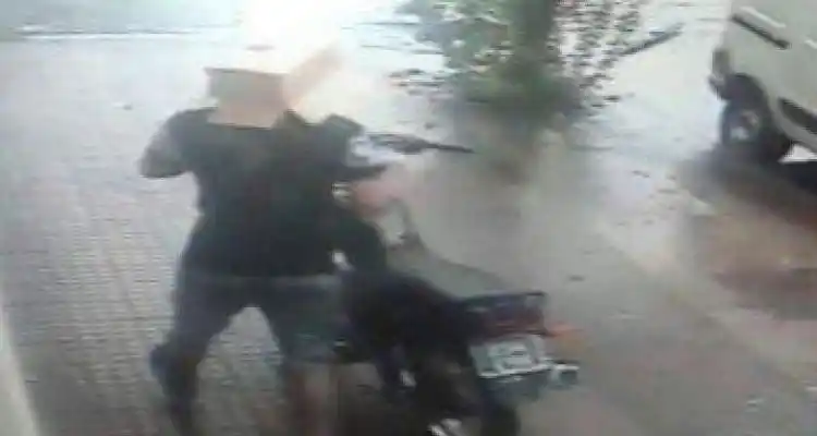 Con una caja en la cabeza, robó una moto