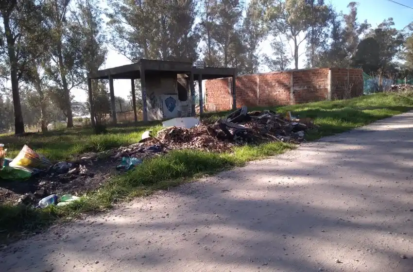 Microbasurales en Parque Independencia: "Salen ratas y es imposible comunicarse con el 147"