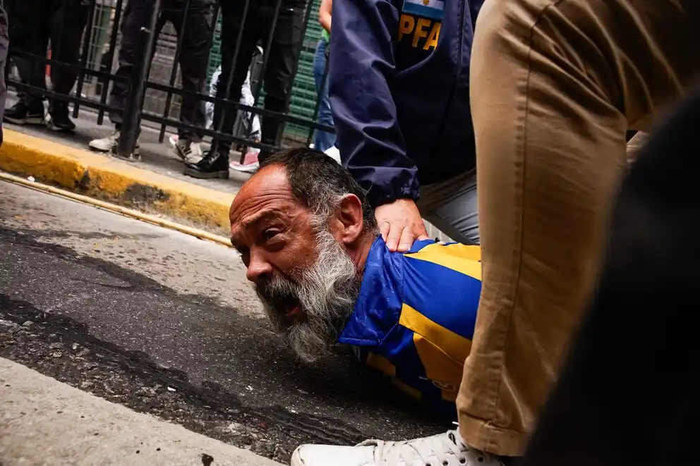 Hubo cruces con el gas pimienta que tiraron los efectivos de la policía