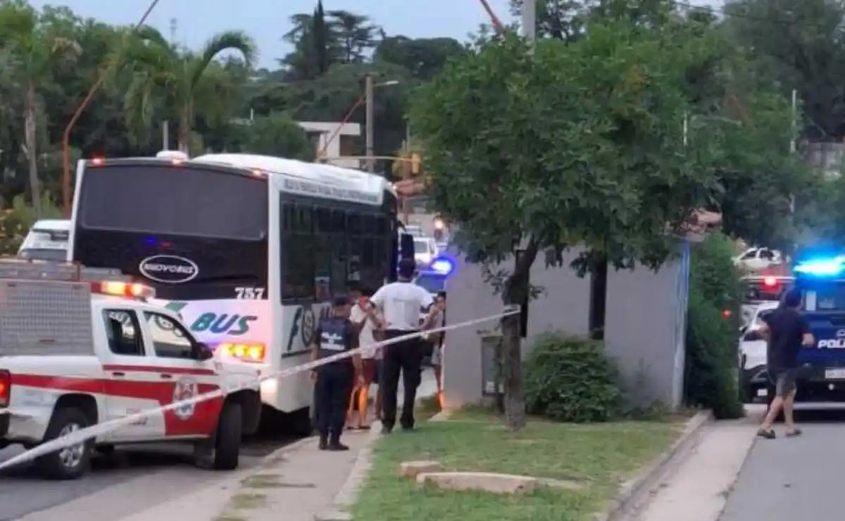 Tragedia en Villa Carlos Paz: una chica murió al chocar en moto contra un colectivo