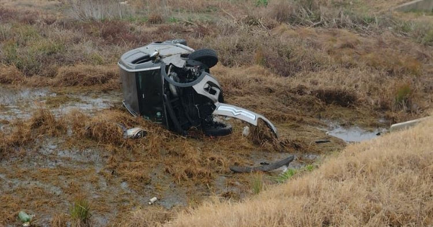 Volcó un auto en Ruta 14: tres personas debieron recibir asistencia médica