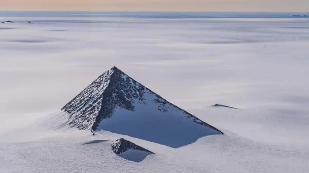 ¡NO TE ROMPAS EL CABEZA! ¿Qué hay detrás de la «pirámide egipcia» en la Antártida? ¡No lo creerás!