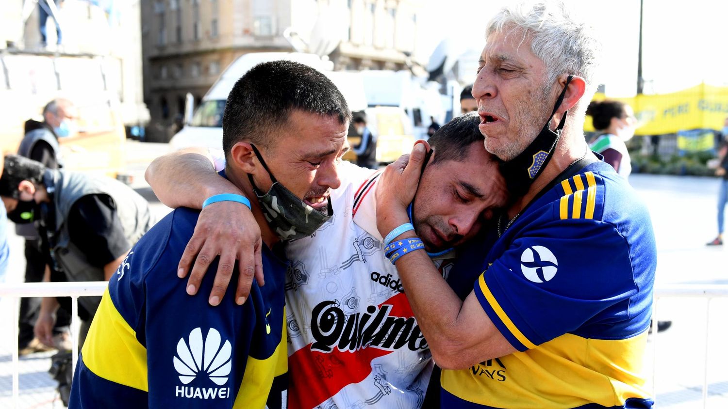 Las mejores fotos: emoción y largas filas para despedir a Diego Maradona