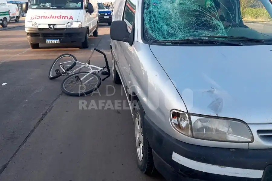 Ruta accidentada: un utilitario chocó violentamente a una ciclista que cruzaba la RN34