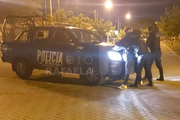 Tenía que estar en su casa, pero lo encontraron dando vueltas por la ciudad