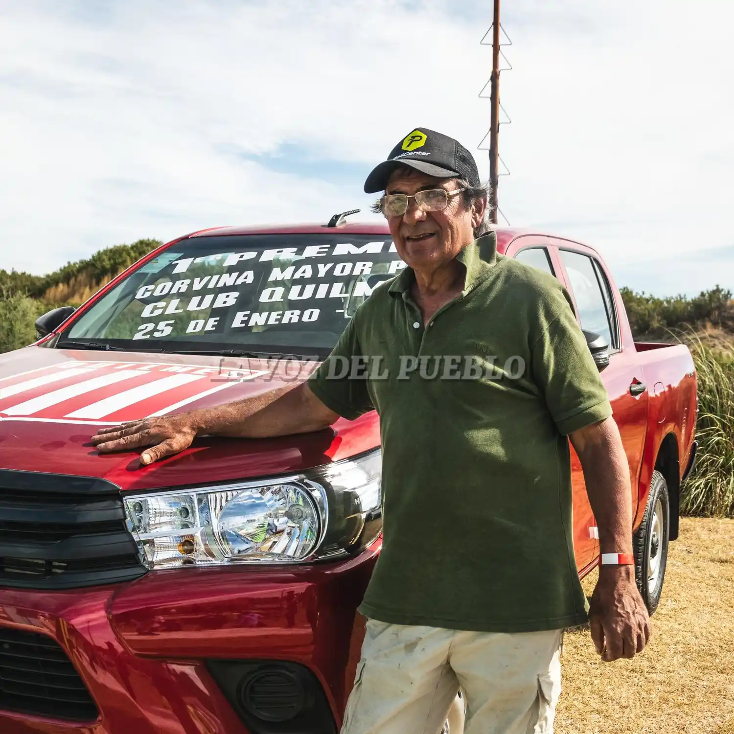 Carlos Monticelli junto a la Toyota Hilux que lo premia como el ganador de la 27ª edición del concurso de pesca del Club Quilmes