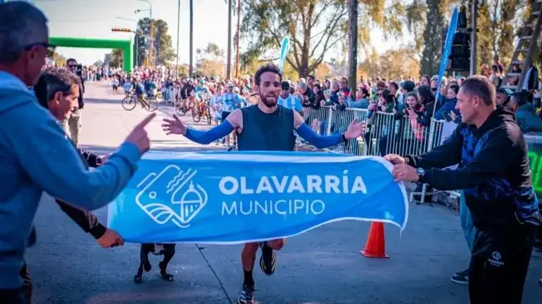 Julián Villalba, cruzando la meta en Olavarría. (Fotos de Andrés Arouxet).