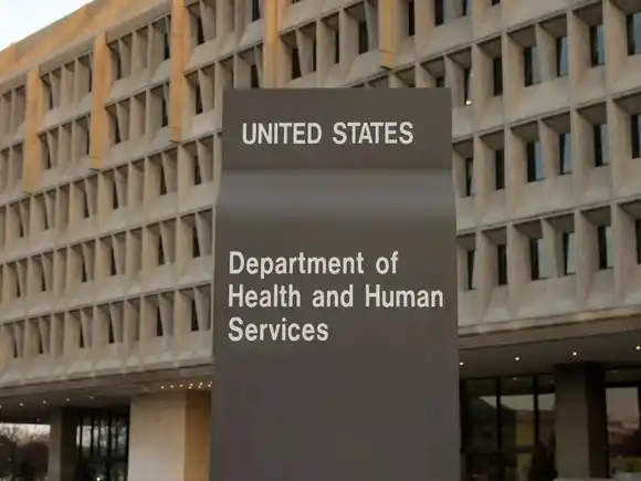 DE UN PLUMAZO: Departamento de Salud de EE. UU. despide a miles de personas