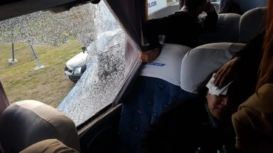 Atacaron a piedrazos a un micro en la autopista Buenos Aires- La Plata: Una pasajera herida