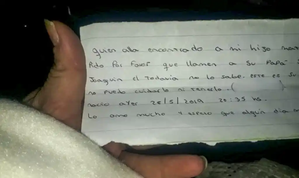 Un recién nacido fue abandonado con una nota, en una caja, en Merlo