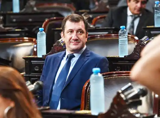 Santiago Caputo le quiere dar la presidencia de la Bicameral de Inteligencia a Kueider