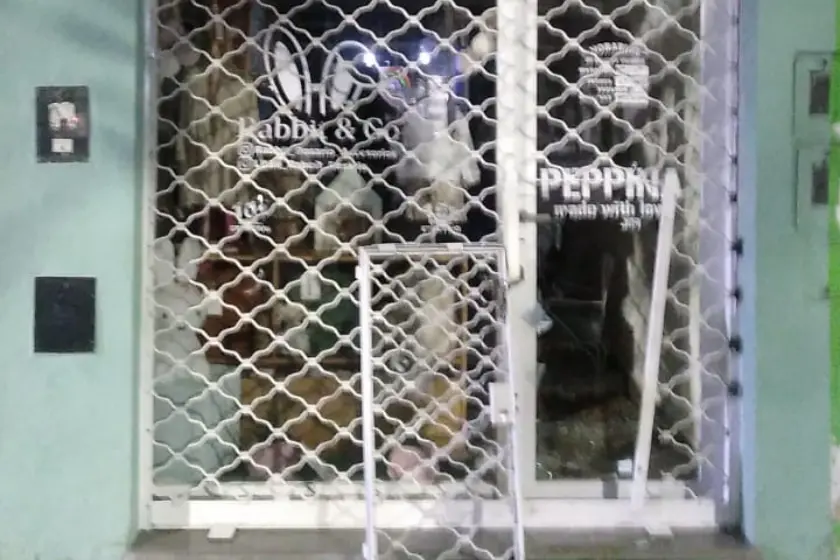 Detuvieron a un delincuente mientras robaba un local de indumentaria infantil en macrocentro