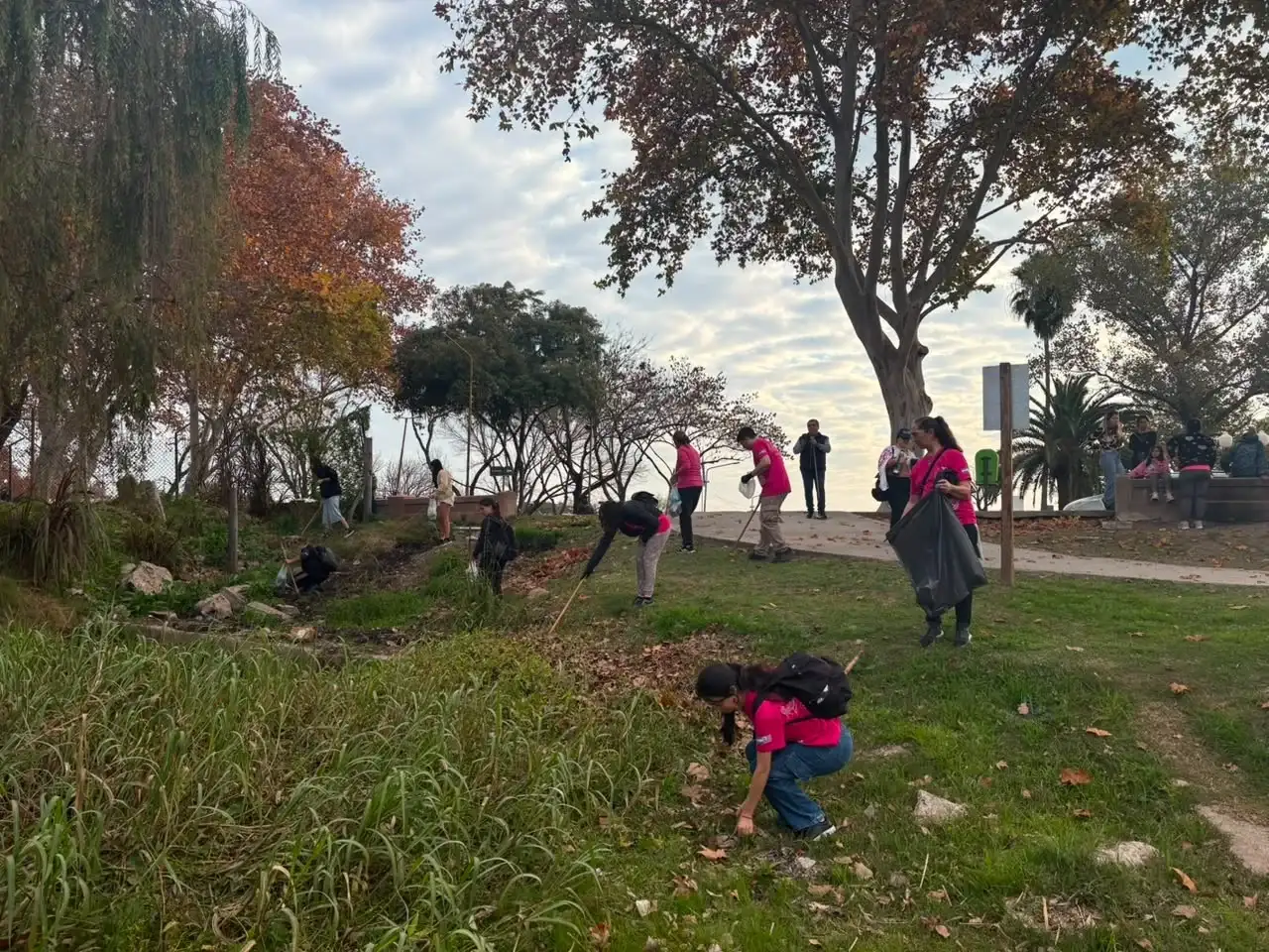 Jóvenes de la ciudad realizaron una limpieza de residuos en la zona costera por el Día del Ambiente