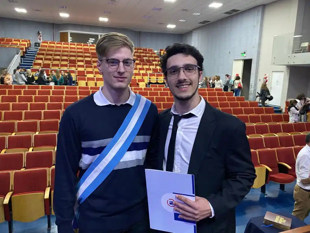Rosa y Tomé comparten la carrera y tuvieron el honor de portar la insignia patria del Cres