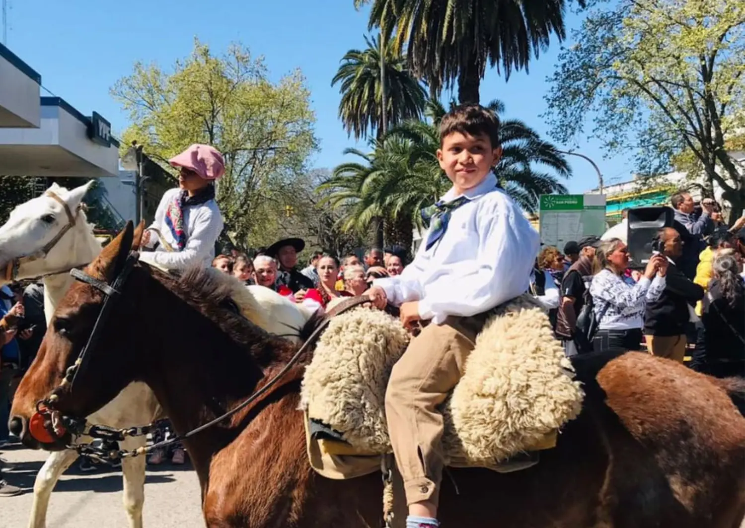 Dylan y Juan en el desfile del Rincón de los Gauchos