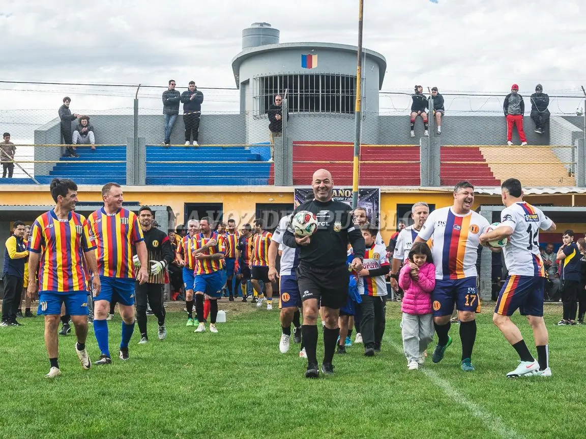 Viva el fútbol. El partido entre “Glorias que vistieron la camiseta escolar”, una de las propuestas que ayer se desarrolló en el predio de Colegiales