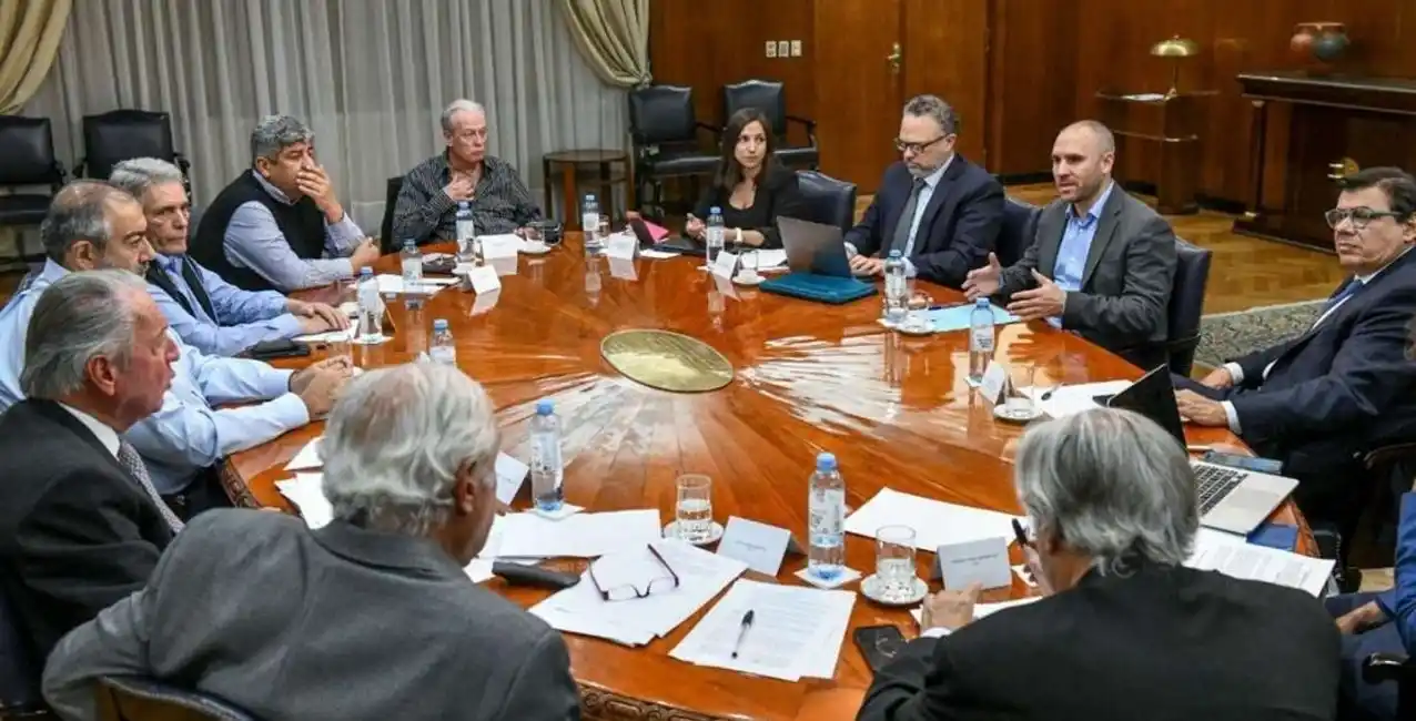 La CGT, el Gobierno y los empresarios acuerdan anticipar las paritarias