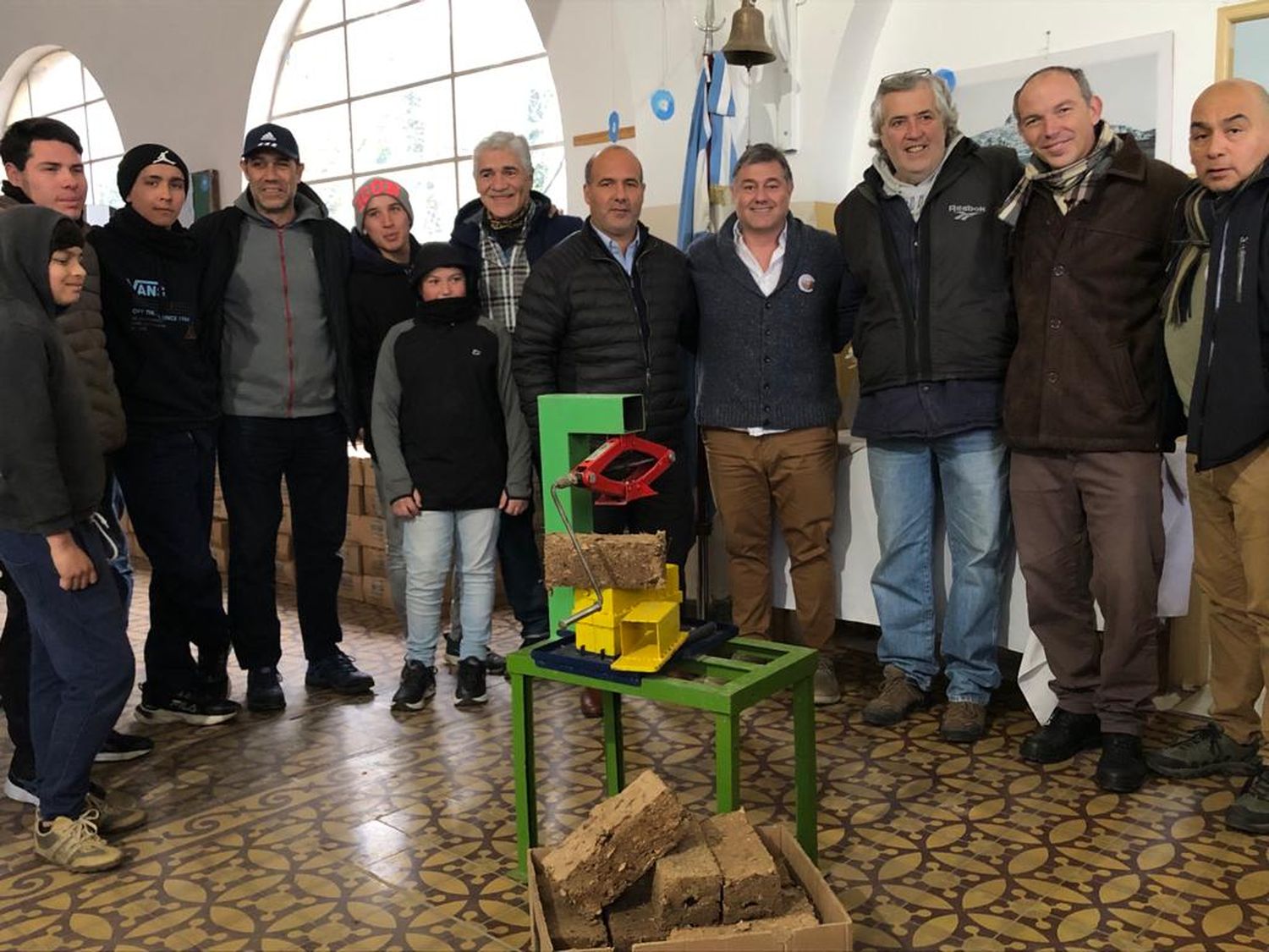 La Escuela 16 de Cerro Leones ya tiene su briquetadora para colaborar con la calefacción de las familias