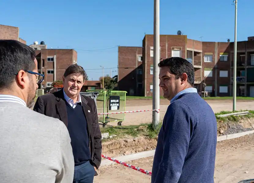 Miguel Gargaglione visitó obras en el barrio Moreno