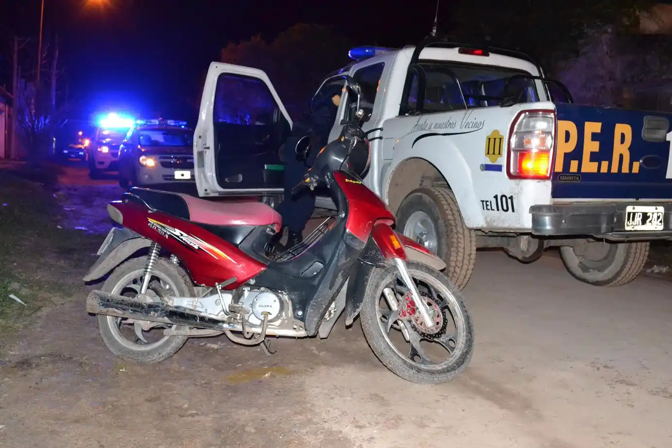Robaron elementos de tres autos y una moto