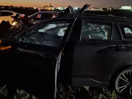 El Toyota Corolla Cross el que se desplazaba la familia López Sauque sufrió severos daños. Crédito: La Opinión