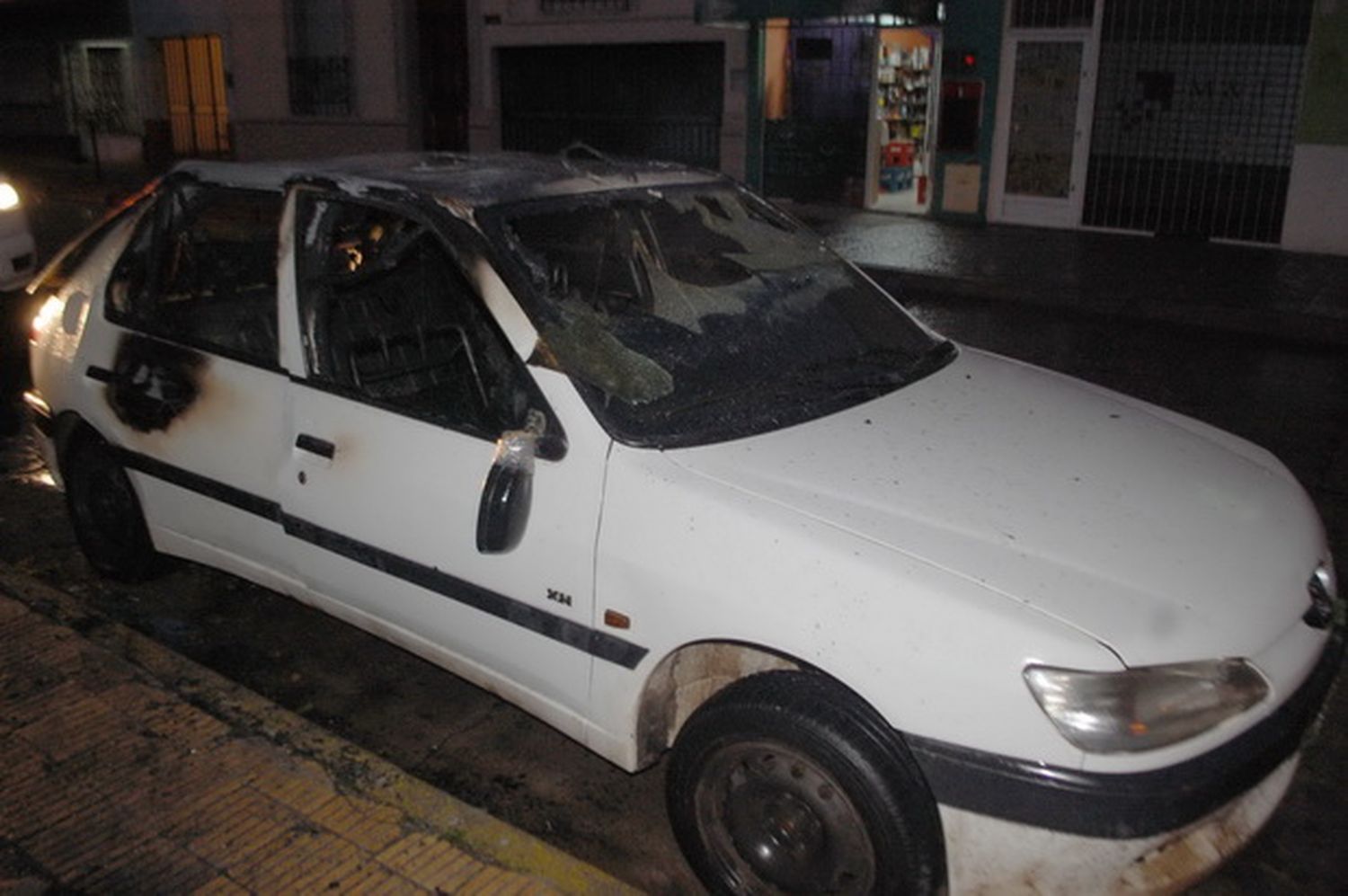 Se despertó y vio que se incendiaba su auto