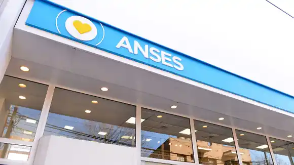 Los jubilados verán reflejado un aumento del 2,40 %, según lo establecido por ANSES