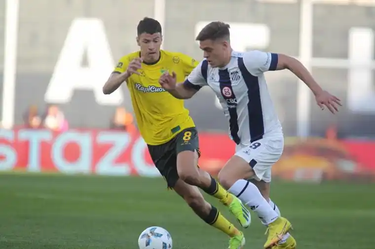 Girotti encara ante la marca de Julián López.