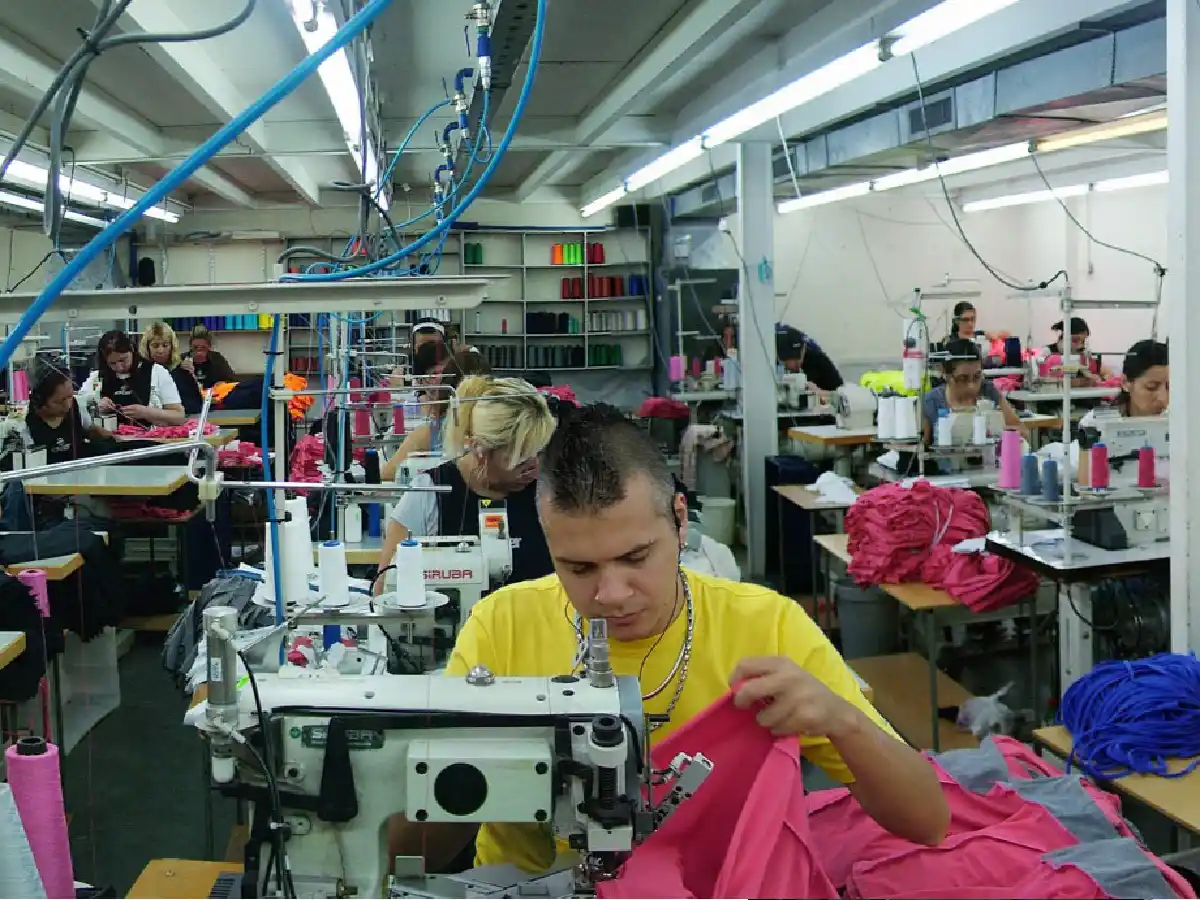 la producción de indumentaria cayó 18,9% anual en abril y acumuló once meses de retracción