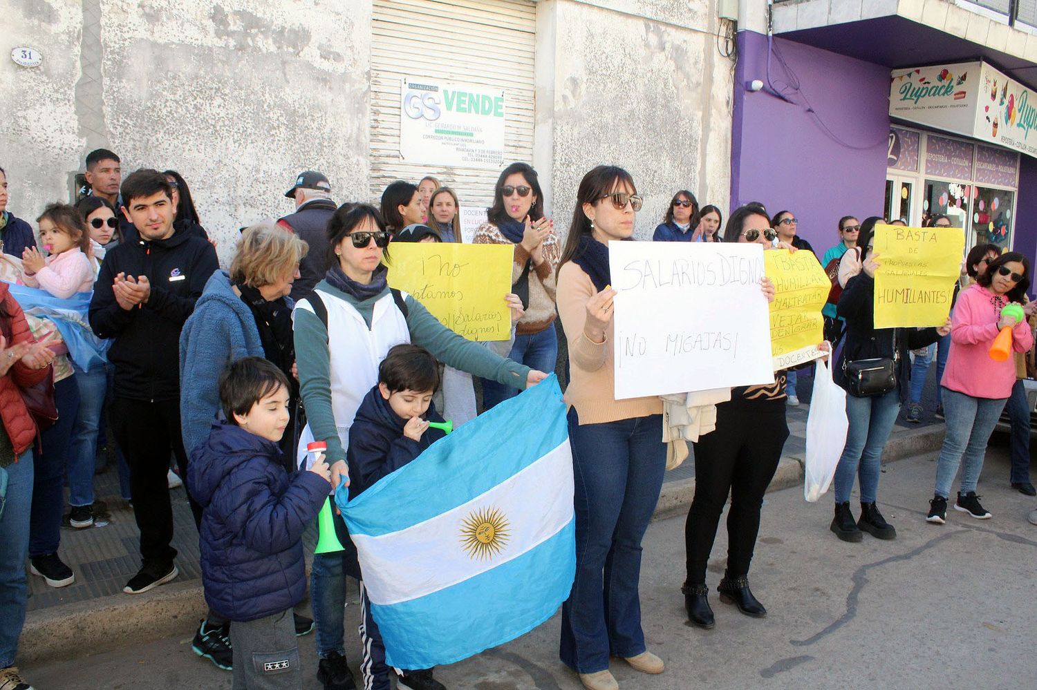 Docentes autoconvocados exigen un piso salarial de $ 1.000.000